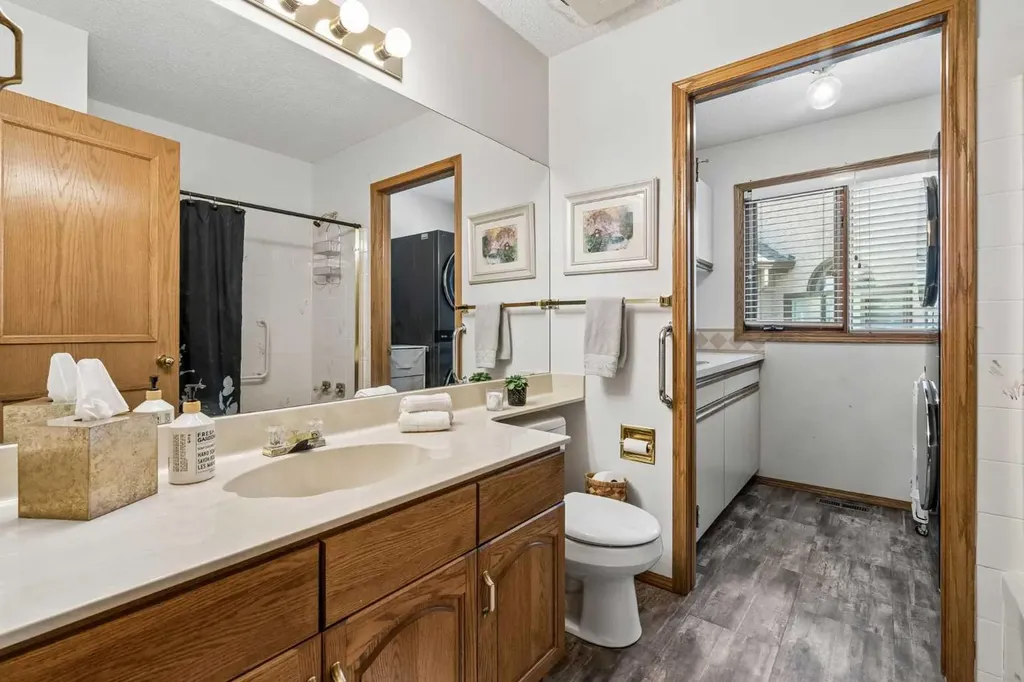 112 Oakbriar Close SW Calgary AB T2V 5H2