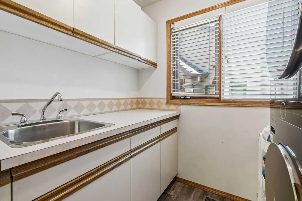 112 Oakbriar Close SW Calgary AB T2V 5H2