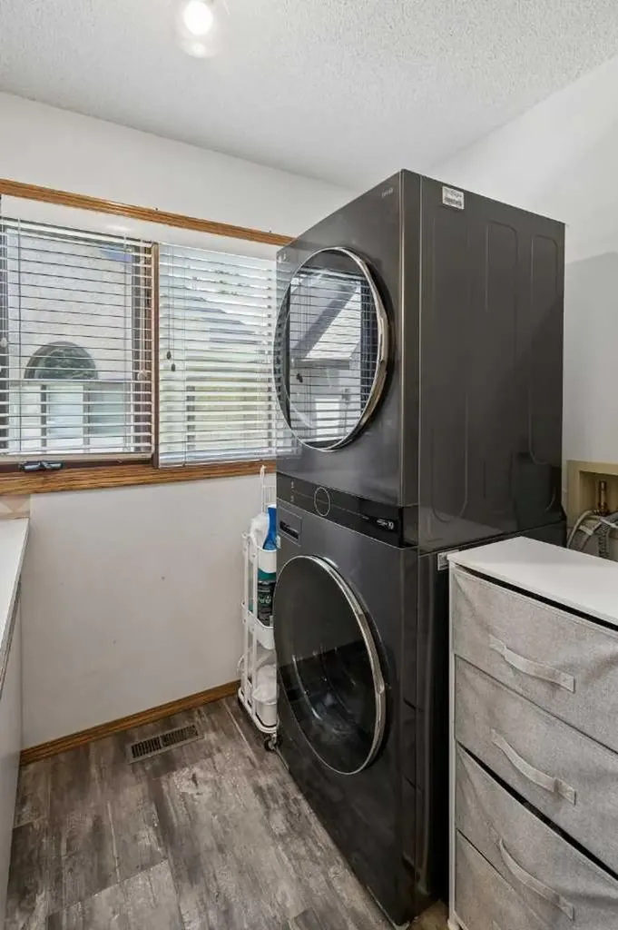 112 Oakbriar Close SW Calgary AB T2V 5H2