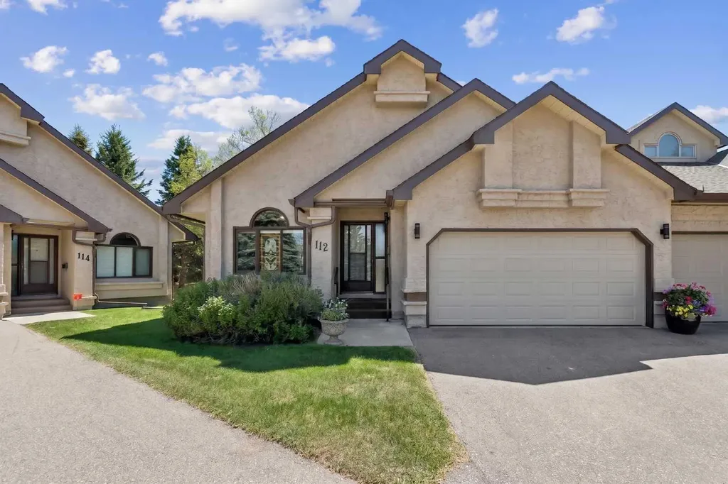 112 Oakbriar Close SW Calgary AB T2V 5H2