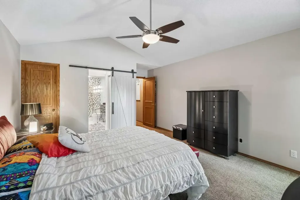 112 Oakbriar Close SW Calgary AB T2V 5H2