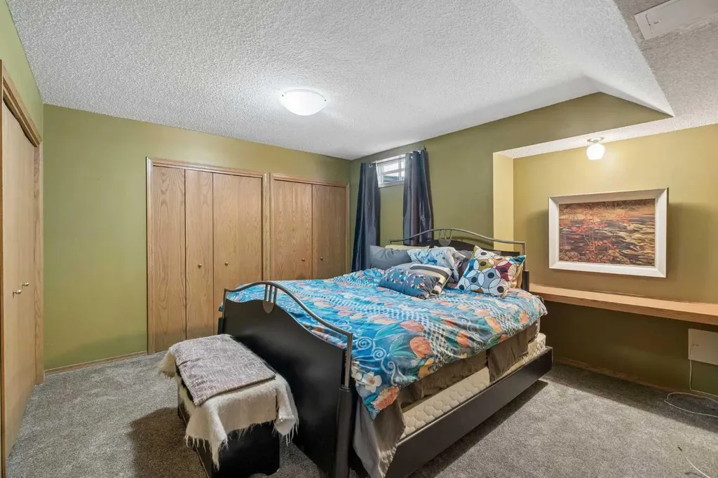 112 Oakbriar Close SW Calgary AB T2V 5H2
