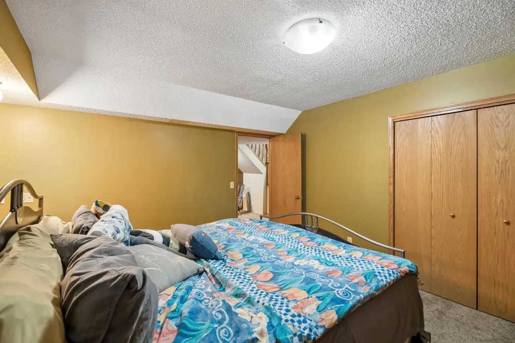 112 Oakbriar Close SW Calgary AB T2V 5H2