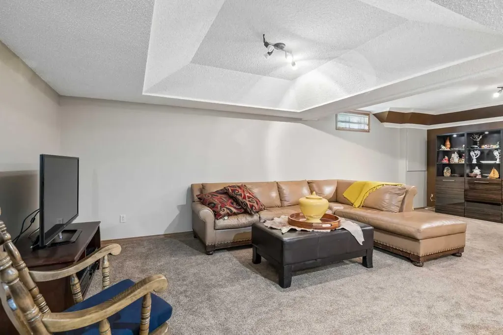 112 Oakbriar Close SW Calgary AB T2V 5H2