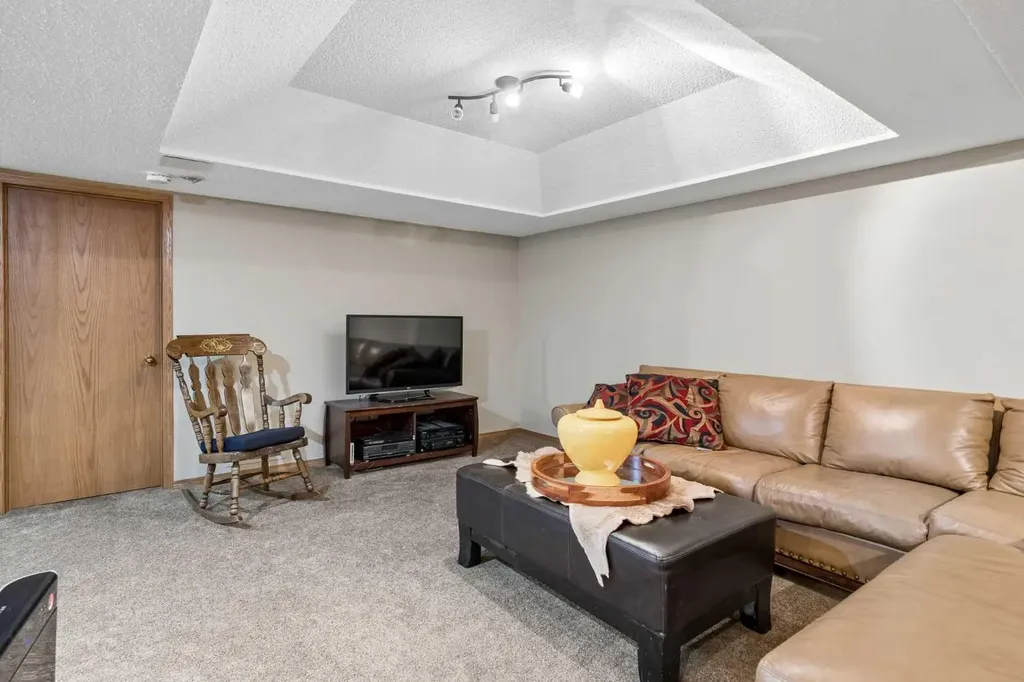112 Oakbriar Close SW Calgary AB T2V 5H2