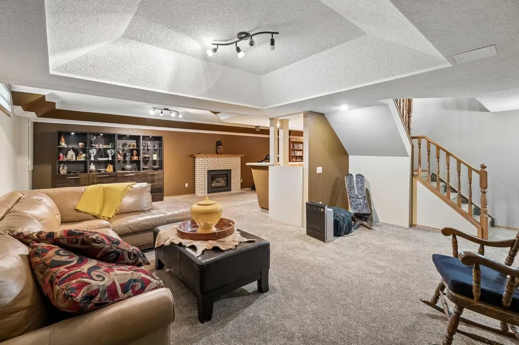 112 Oakbriar Close SW Calgary AB T2V 5H2