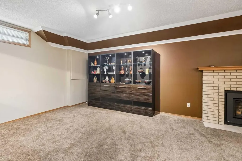 112 Oakbriar Close SW Calgary AB T2V 5H2