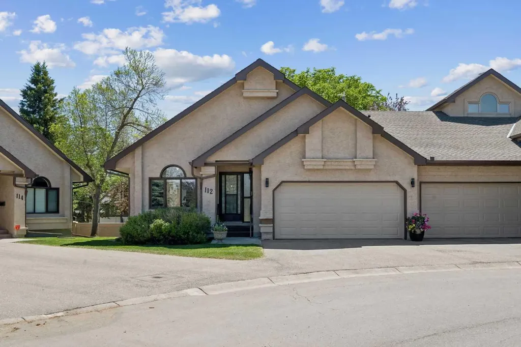 112 Oakbriar Close SW Calgary AB T2V 5H2