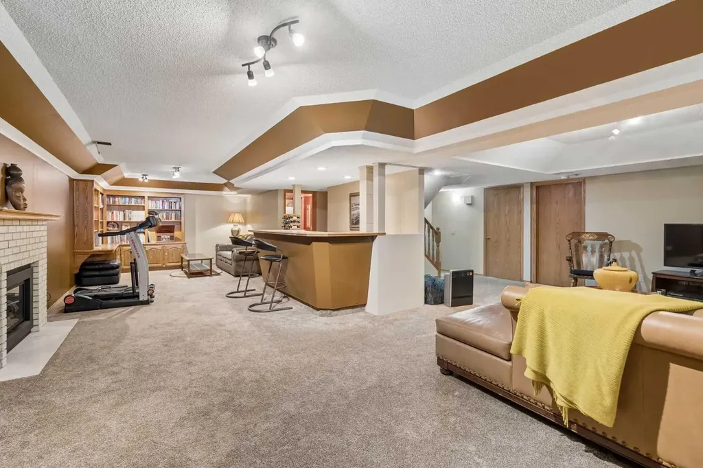 112 Oakbriar Close SW Calgary AB T2V 5H2