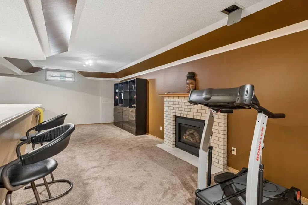 112 Oakbriar Close SW Calgary AB T2V 5H2