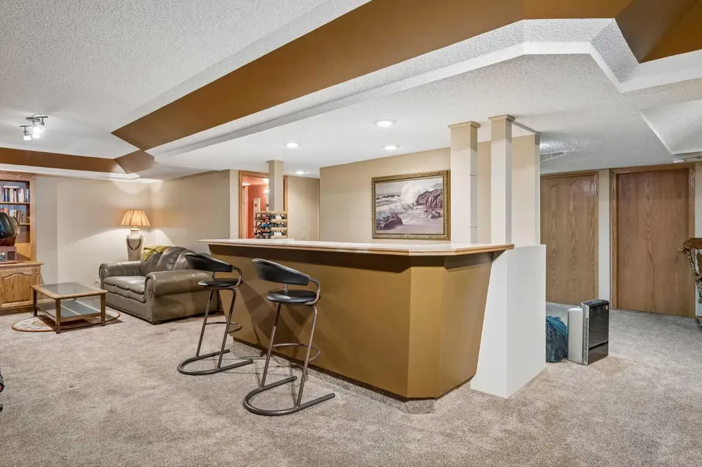 112 Oakbriar Close SW Calgary AB T2V 5H2
