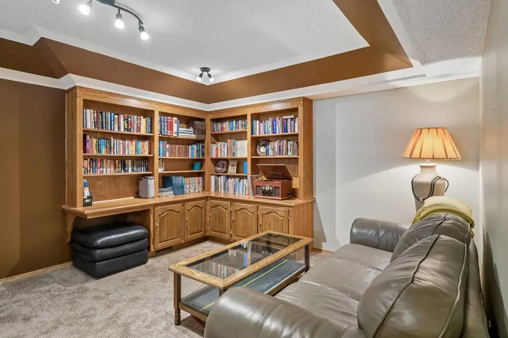 112 Oakbriar Close SW Calgary AB T2V 5H2