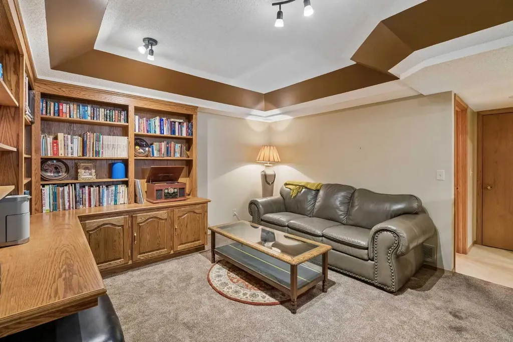 112 Oakbriar Close SW Calgary AB T2V 5H2