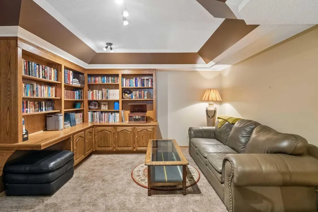 112 Oakbriar Close SW Calgary AB T2V 5H2