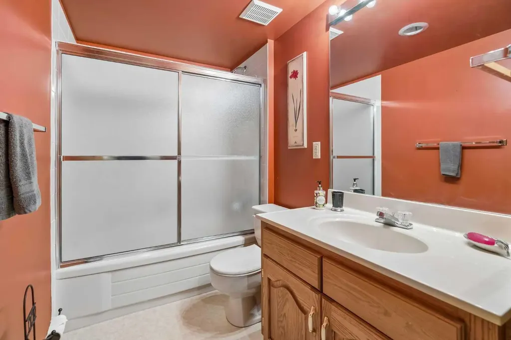 112 Oakbriar Close SW Calgary AB T2V 5H2