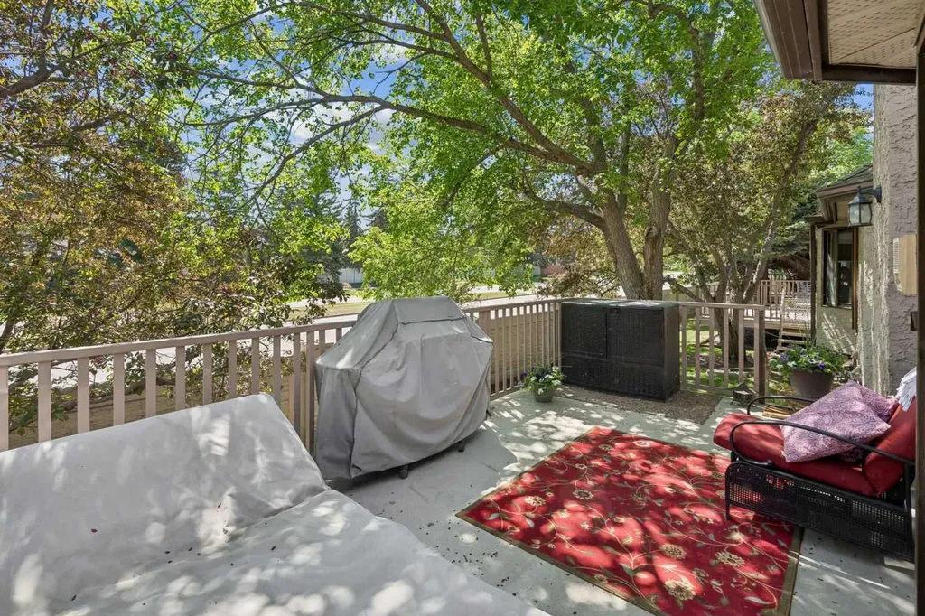 112 Oakbriar Close SW Calgary AB T2V 5H2