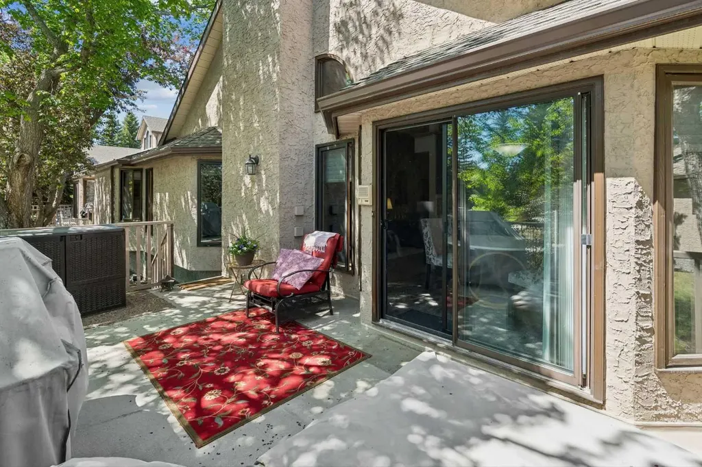 112 Oakbriar Close SW Calgary AB T2V 5H2