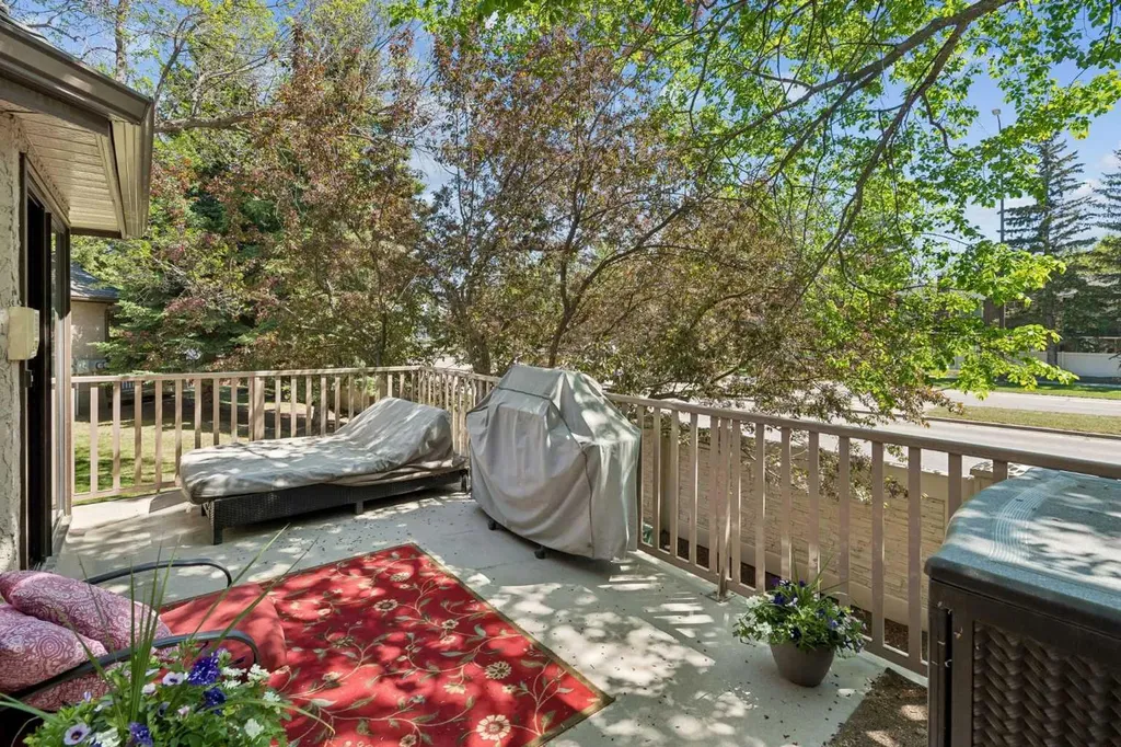 112 Oakbriar Close SW Calgary AB T2V 5H2
