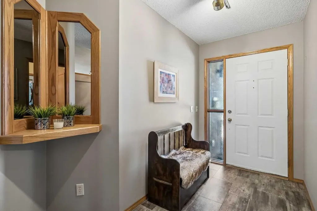 112 Oakbriar Close SW Calgary AB T2V 5H2