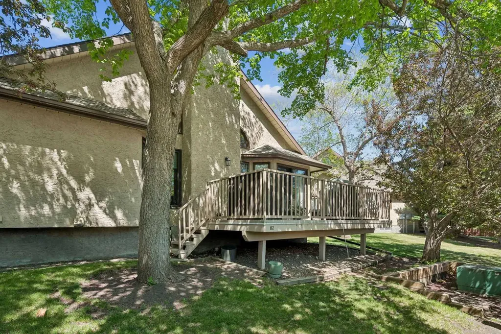 112 Oakbriar Close SW Calgary AB T2V 5H2
