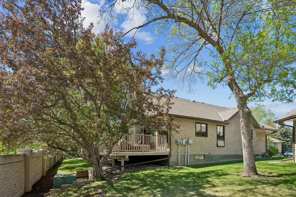 112 Oakbriar Close SW Calgary AB T2V 5H2