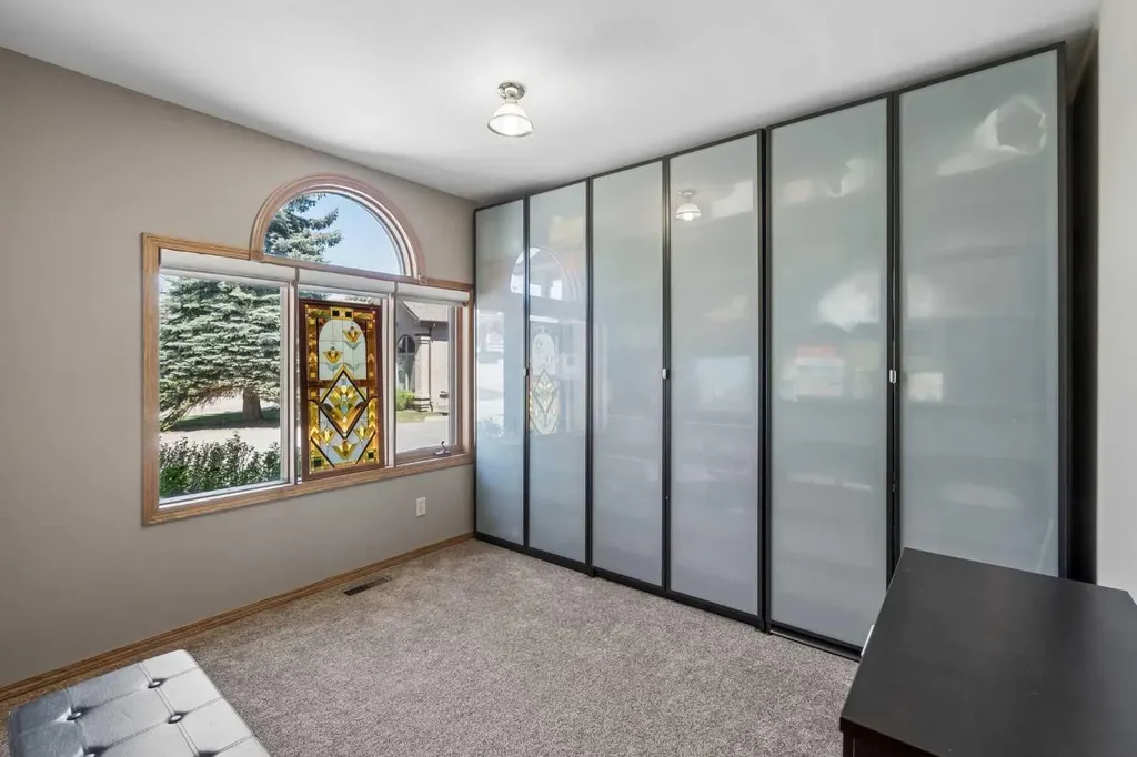 112 Oakbriar Close SW Calgary AB T2V 5H2