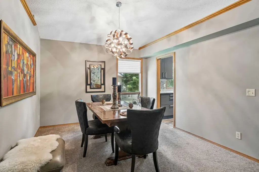 112 Oakbriar Close SW Calgary AB T2V 5H2