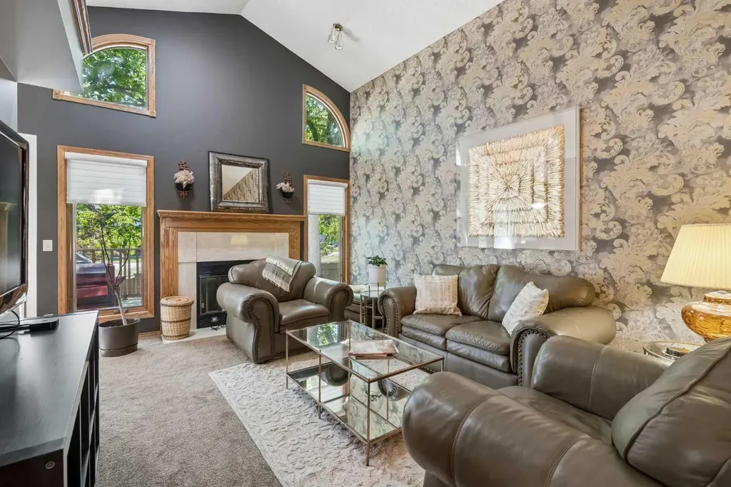 112 Oakbriar Close SW Calgary AB T2V 5H2