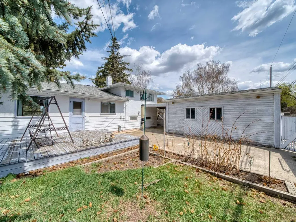 75 Wildwood Drive SW Calgary AB T3C 3C6