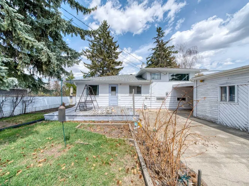 75 Wildwood Drive SW Calgary AB T3C 3C6