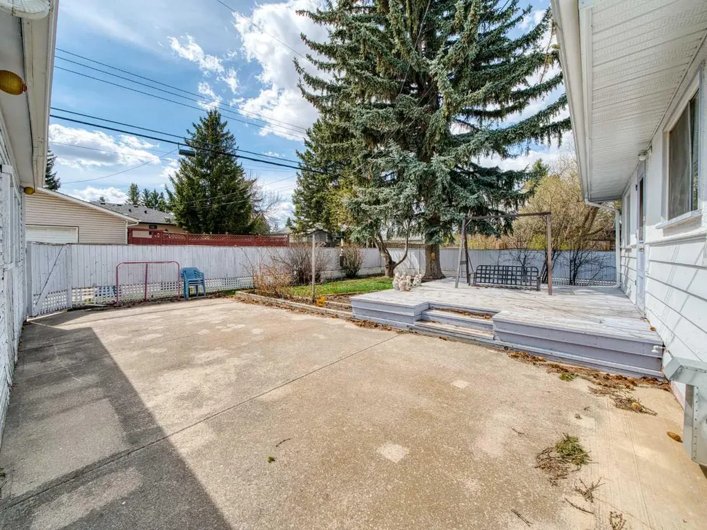 75 Wildwood Drive SW Calgary AB T3C 3C6