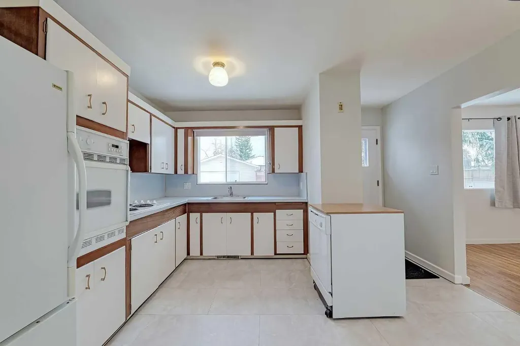75 Wildwood Drive SW Calgary AB T3C 3C6