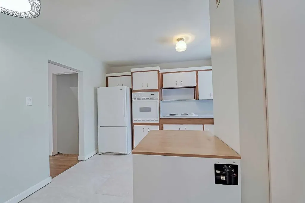 75 Wildwood Drive SW Calgary AB T3C 3C6