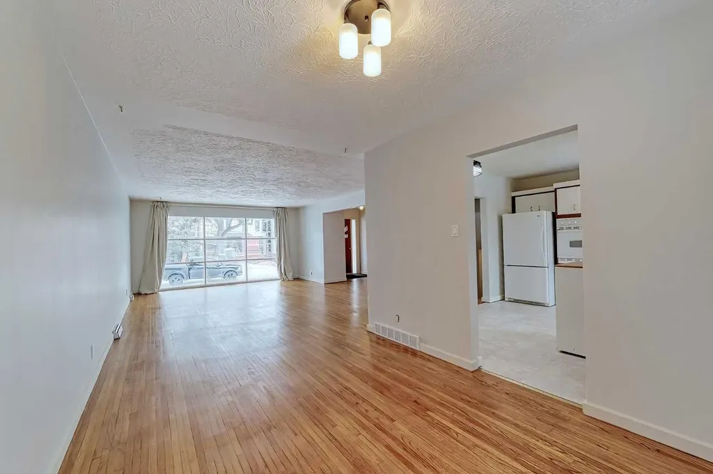 75 Wildwood Drive SW Calgary AB T3C 3C6