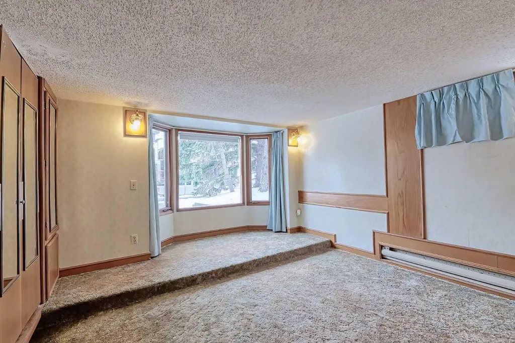 75 Wildwood Drive SW Calgary AB T3C 3C6