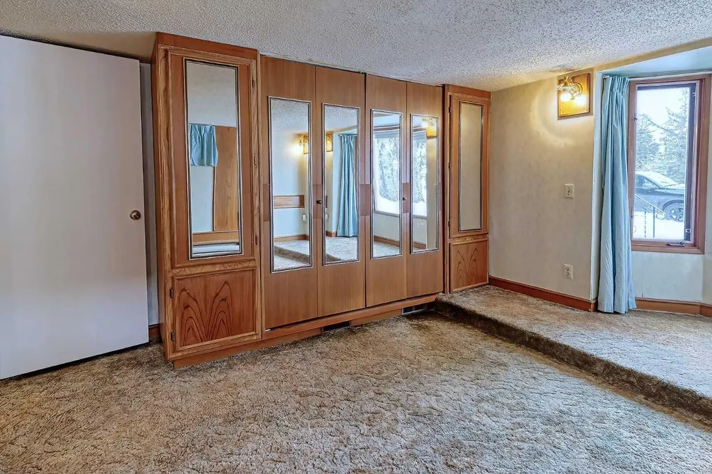 75 Wildwood Drive SW Calgary AB T3C 3C6