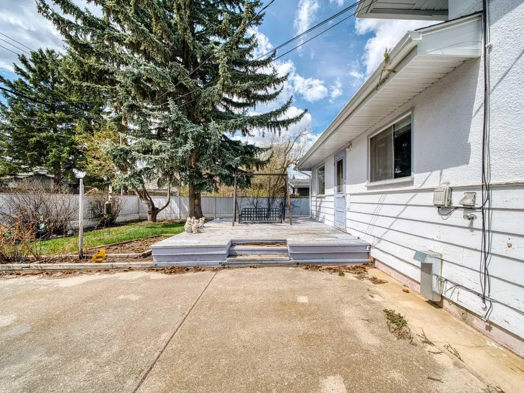 75 Wildwood Drive SW Calgary AB T3C 3C6