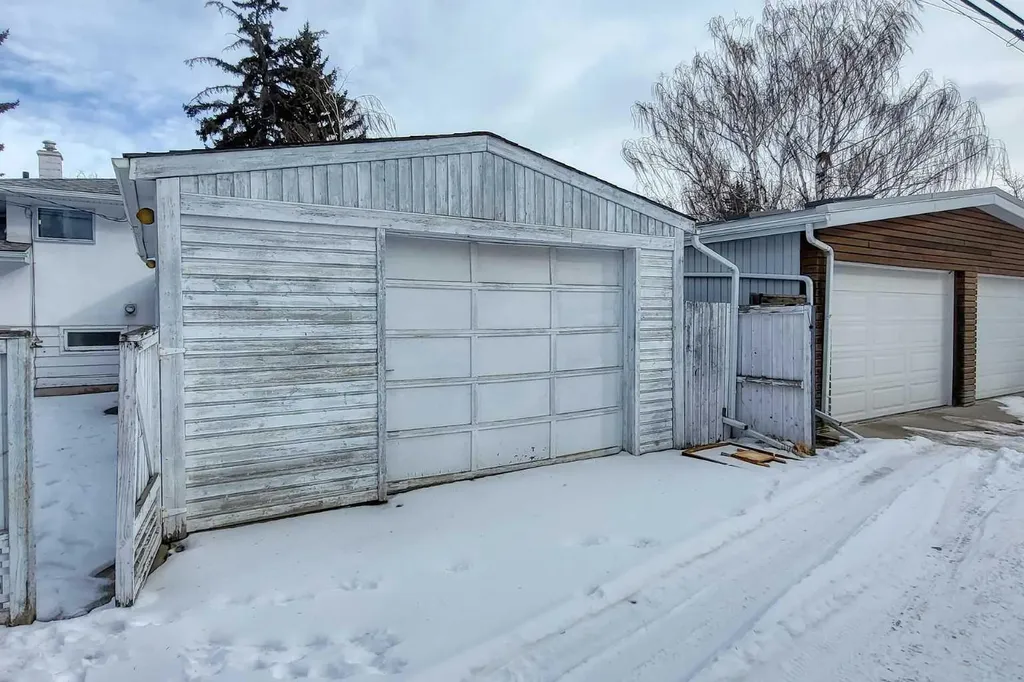 75 Wildwood Drive SW Calgary AB T3C 3C6
