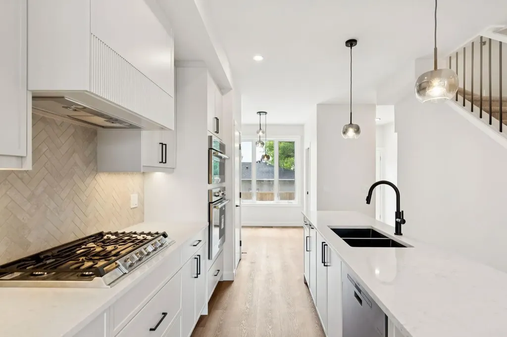 4307 30 Avenue SW Calgary AB T3E 0T5