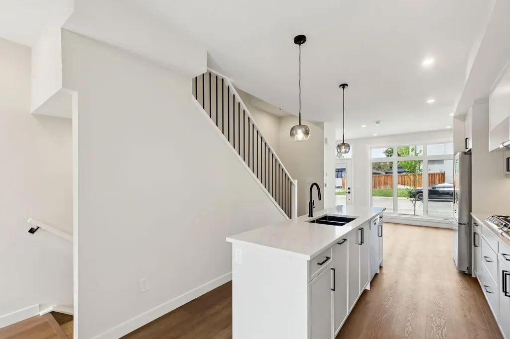 4307 30 Avenue SW Calgary AB T3E 0T5