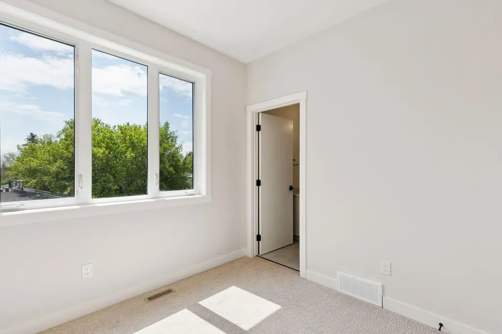 4307 30 Avenue SW Calgary AB T3E 0T5