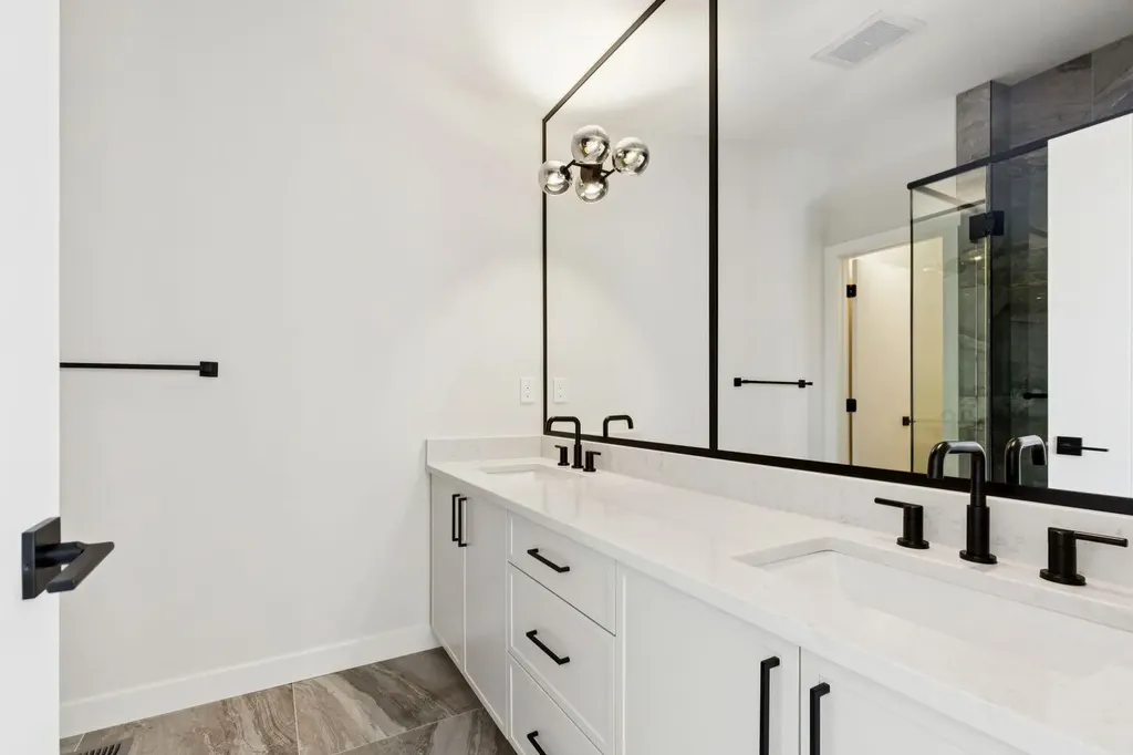 4307 30 Avenue SW Calgary AB T3E 0T5