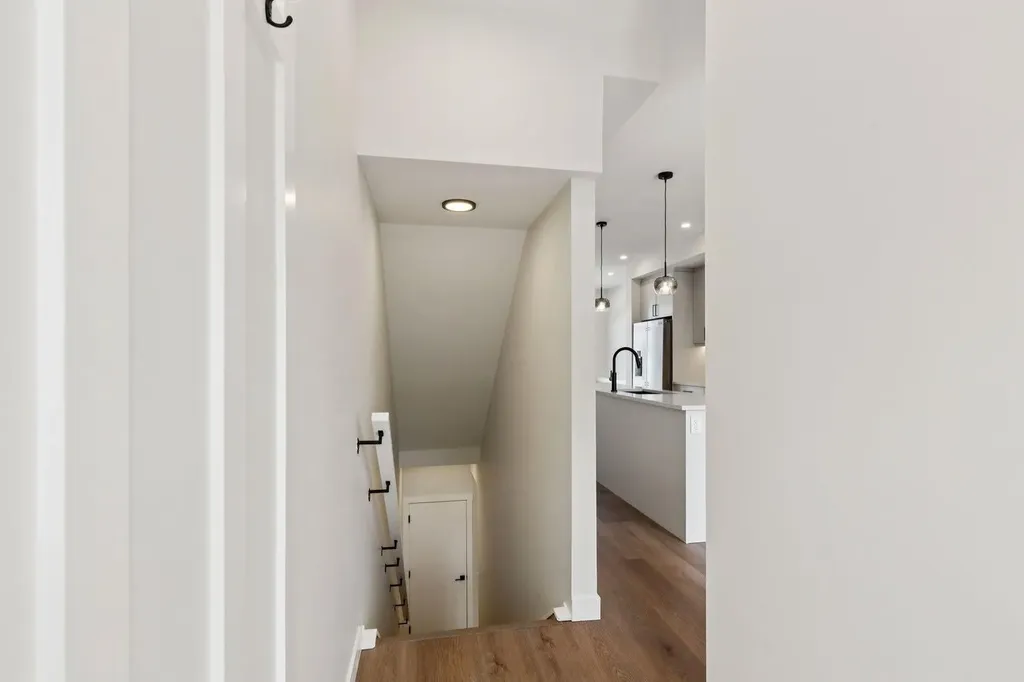 4307 30 Avenue SW Calgary AB T3E 0T5