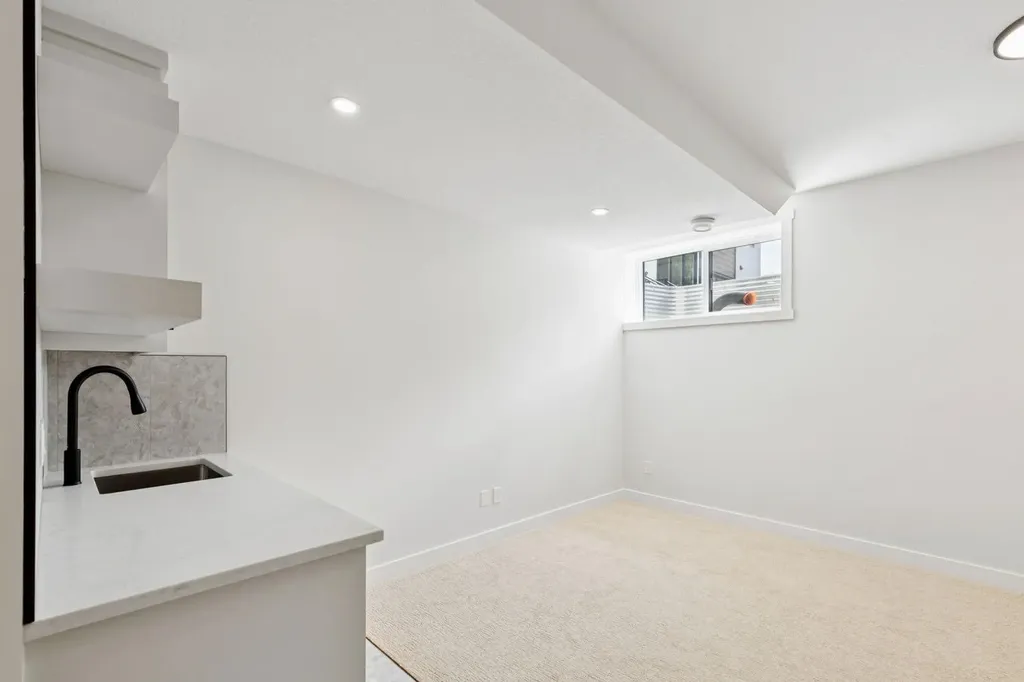 4307 30 Avenue SW Calgary AB T3E 0T5