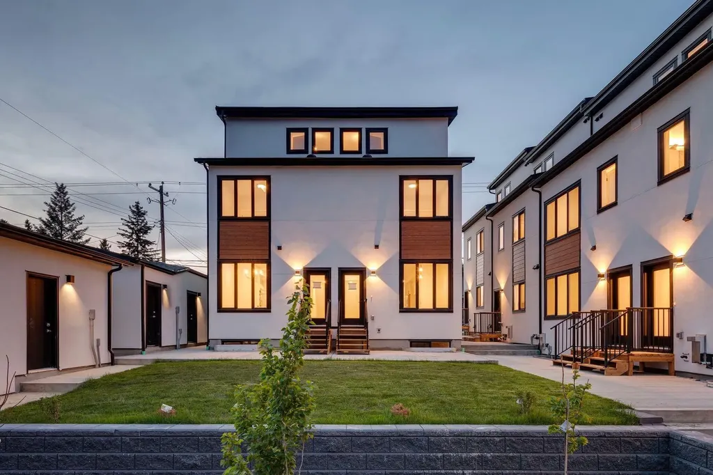 4307 30 Avenue SW Calgary AB T3E 0T5