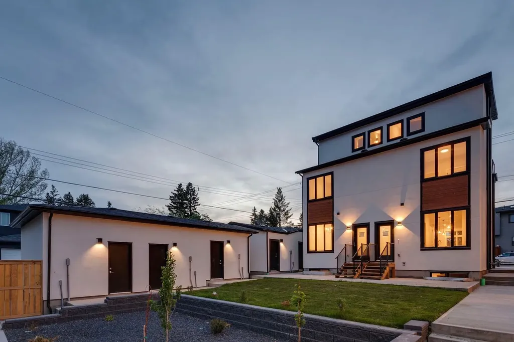 4307 30 Avenue SW Calgary AB T3E 0T5