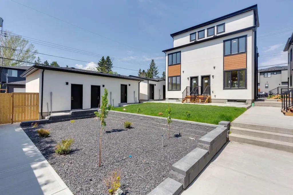 4307 30 Avenue SW Calgary AB T3E 0T5