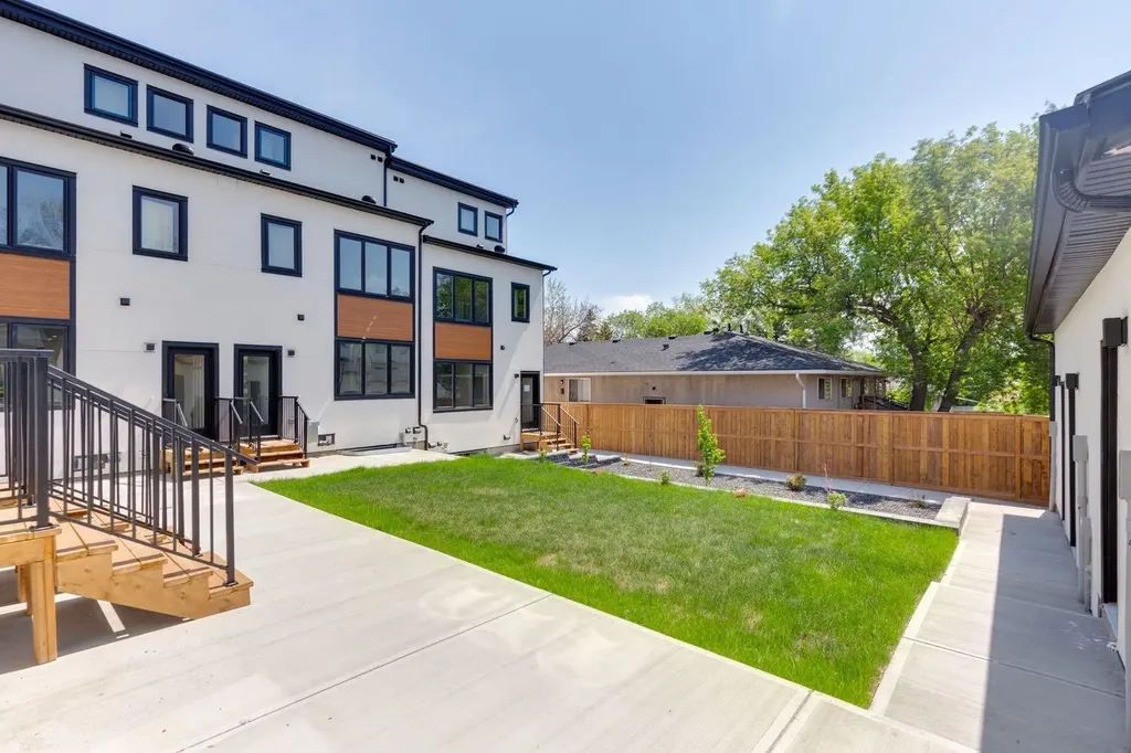 4307 30 Avenue SW Calgary AB T3E 0T5