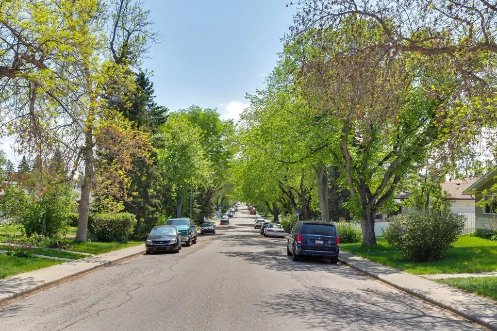 4307 30 Avenue SW Calgary AB T3E 0T5