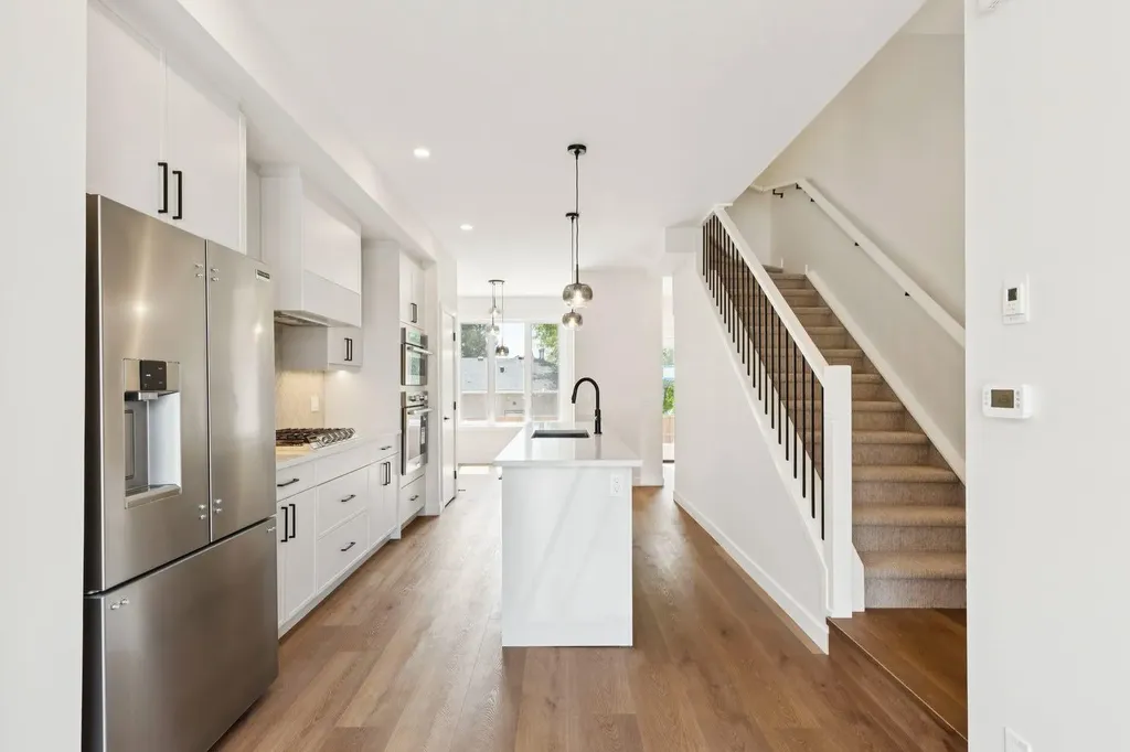 4307 30 Avenue SW Calgary AB T3E 0T5